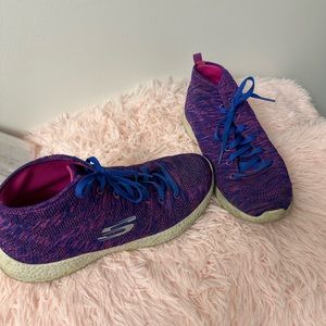 Sketchers. Used. Very comfortable. Cloth material